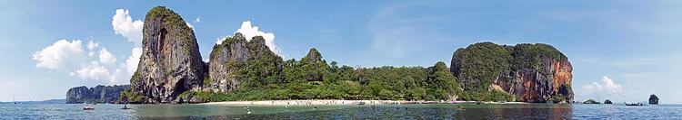 Kireçtaşı kayalıklarıyla Phra Nang Plajı panoraması