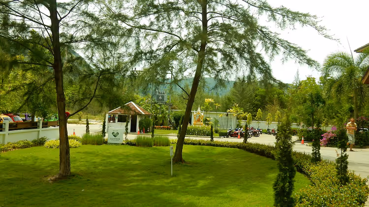 Tuin en entree van Sunwing Kamala Beach