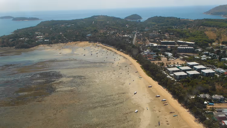 Gelgit anında teknelerle Rawai Plajı'nın havadan görünümü