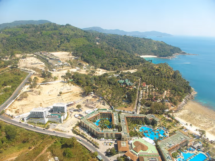 Phuket'te deniz kenarındaki bir yamaç tatil köyünün havadan görünümü