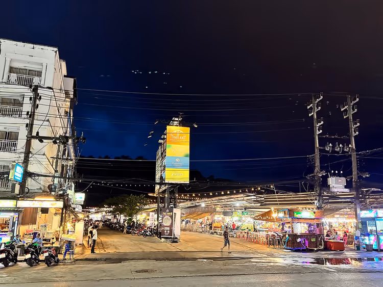 Nachtmarkt in Phuket mit Waren