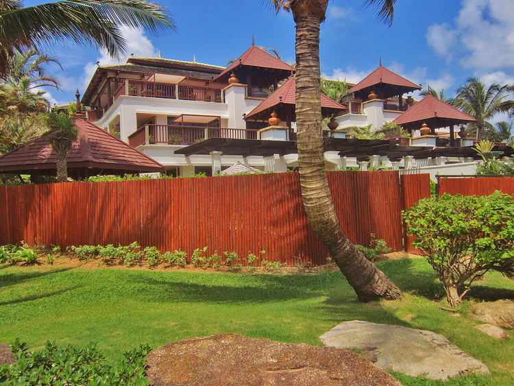 Palmiye ağaçları arasında Tayland tarzı otel binaları