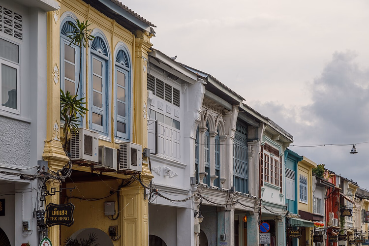 Sino-Portugese shophouses aan Thalang Road, Phuket
