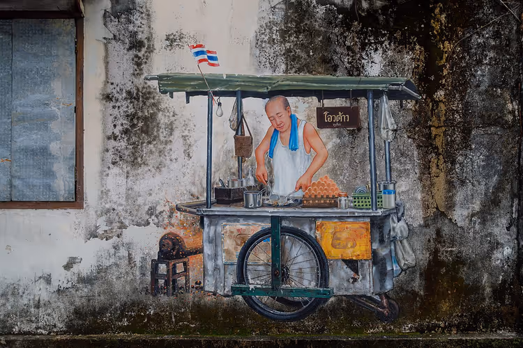Wandgemälde eines Streetfood-Verkäufers in Phuket Town