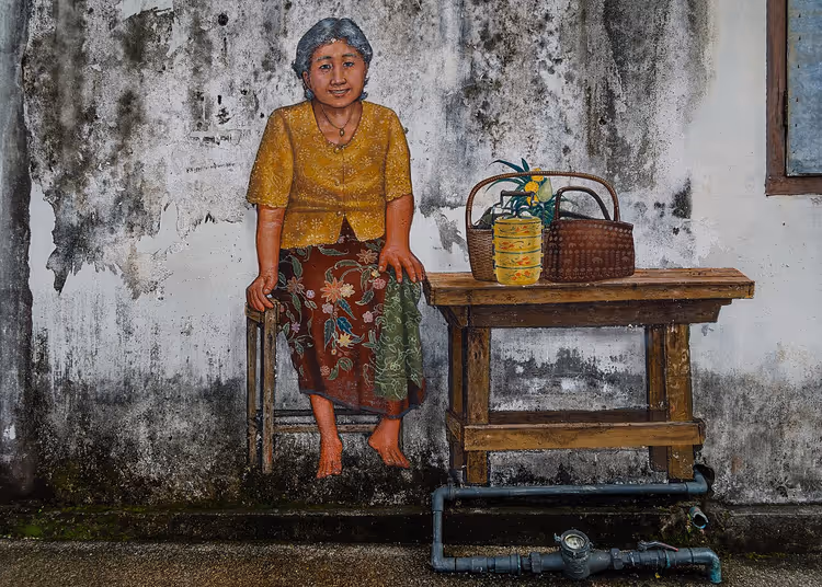 Phuket Town'da bir duvarda yaşlı bir kadın duvar resmi