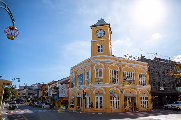Straße in der Phuket Altstadt mit Kolonialarchitektur