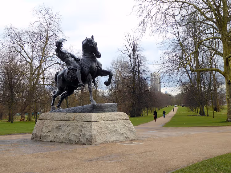 Kensington Gardens'ta atlı heykel Physical Energy