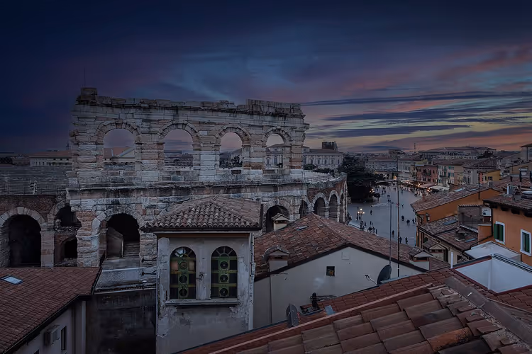 Römisches Amphitheater und Piazza Bra in Verona bei Sonnenuntergang
