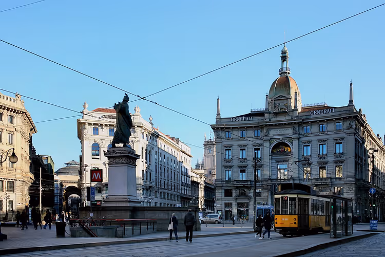 Piazza Cordusio i Milano med monument og trikk
