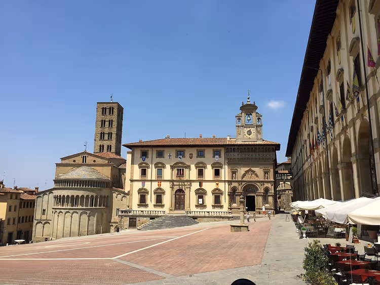 Piazza Grande in Arezzo met paleizen en een toren