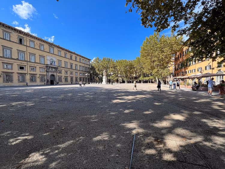 Piazza Napoleone i Lucca med palass og trær