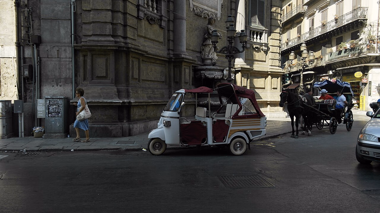 Straat bij Quattro Canti in Palermo met een koets