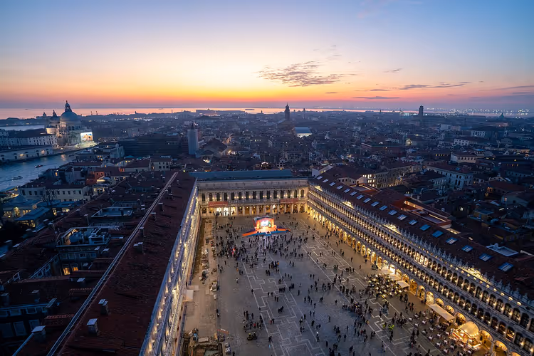 Panoramablick auf den Markusplatz bei Sonnenuntergang von oben