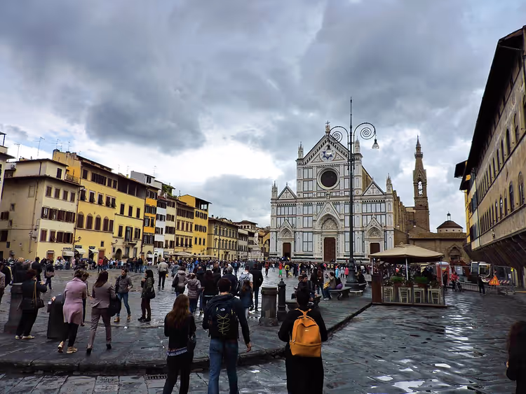 Piazza Santa Croce mit Gebäuden und der Basilika