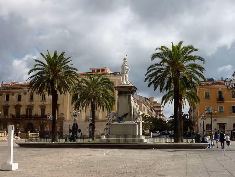 Sassari'de palmiyeler ve bir anıtla Piazza Italia