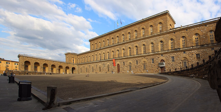 Rustieke gevel van Palazzo Pitti en het plein ervoor