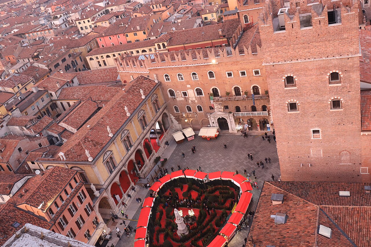 Herzförmiger Markt auf der Piazza dei Signori