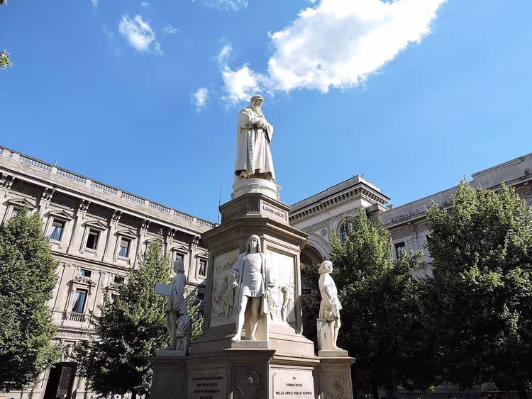 Monumentet over Leonardo da Vinci på Piazza della Scala