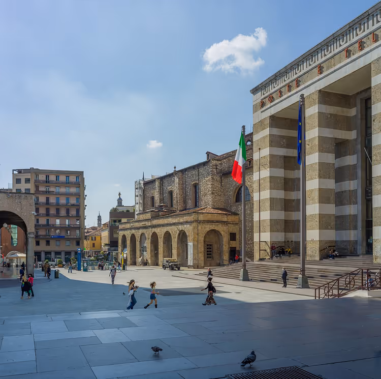 Piazza della Vittoria in Brescia met mensen en duiven