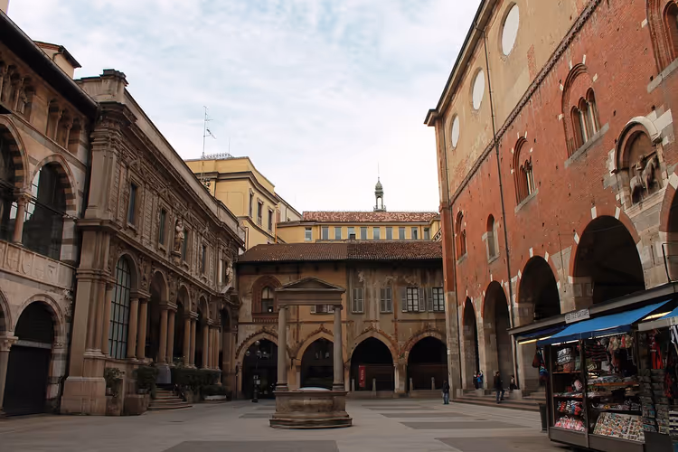 Middelalderplassen Piazza Mercanti med brønn og arkader