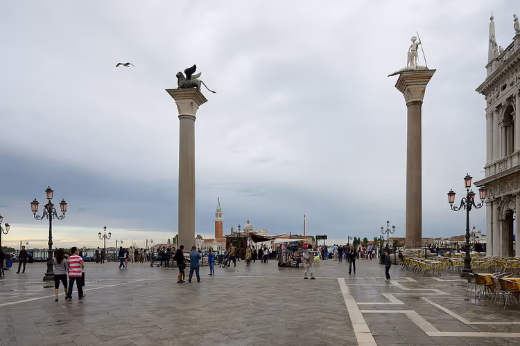 De to søylene med Markus og Teodor på Piazzetta i Venezia