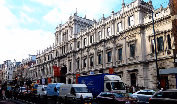 De gevel van Burlington House aan Piccadilly