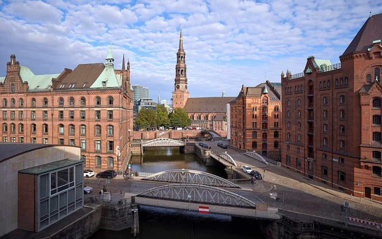 St. Katharinen-kirken bak en kanal i Speicherstadt