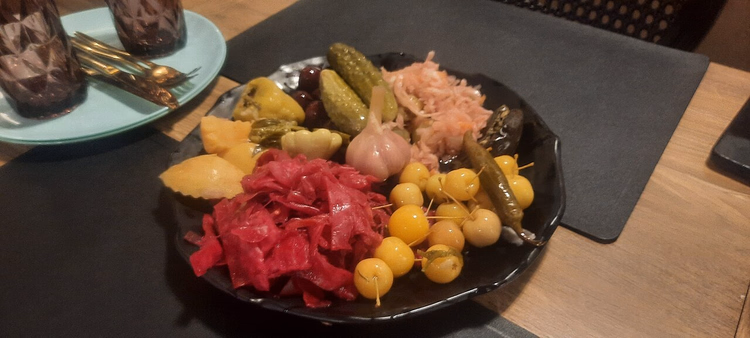 Tallerken med blandede sylteagurker på en restaurant i Baku