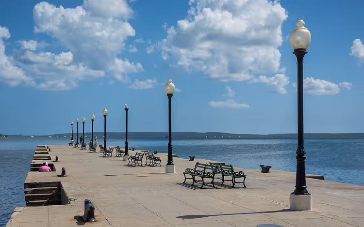 Cienfuegos Körfezi'nde fenerli iskele