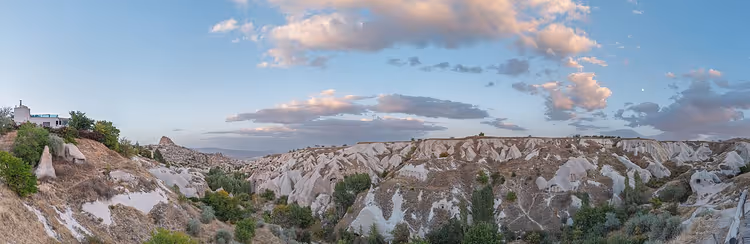 Kapadokya'da kaya oluşumları ve bulutlarla vadinin panoraması
