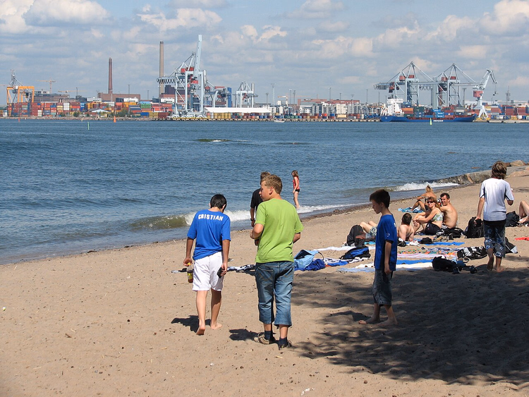 Zandstrand Pihlajasaari met bezoekers in de zomer