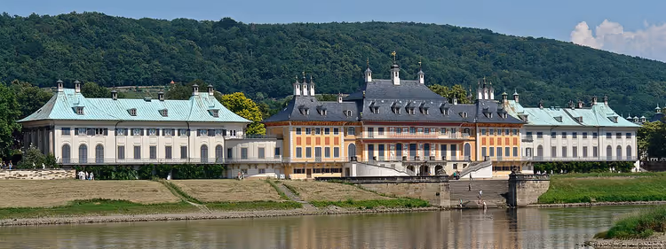 Panorama du château de Pillnitz depuis la rivière, sur fond de collines