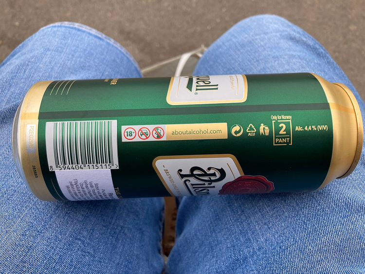 Boks med Pilsner Urquell-øl i noens fang