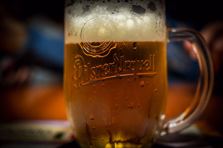 Pilsner Urquell-bierglas met een schuimkraag