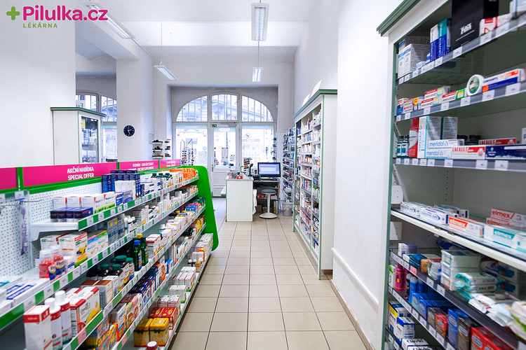 Schappen met medicijnen in een Praagse apotheek