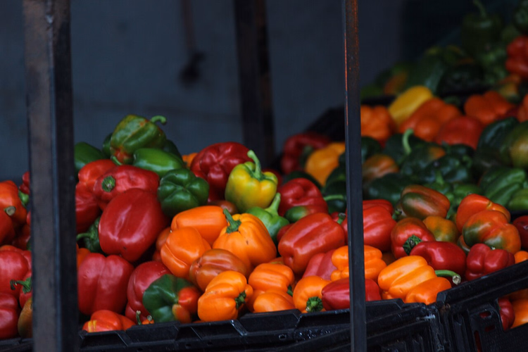 Kleurrijke paprika's in kratten op een markt