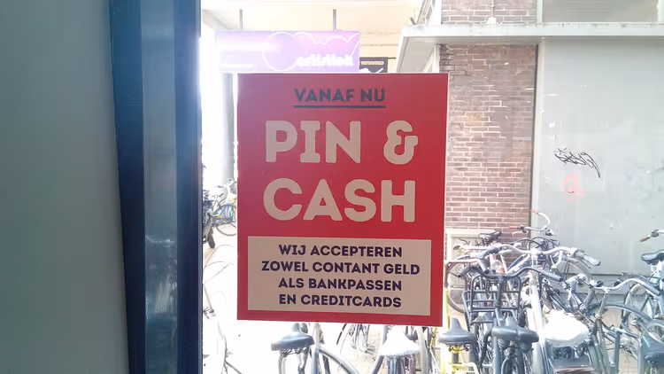 Rødt Pin & Cash-skilt som viser at de tar imot kontanter og kort