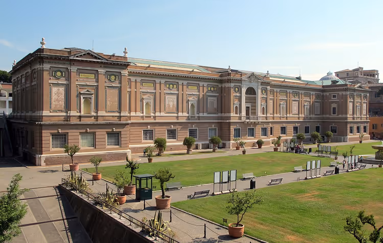 Blick auf das Gebäude der Vatikanischen Pinakothek vom Garten aus