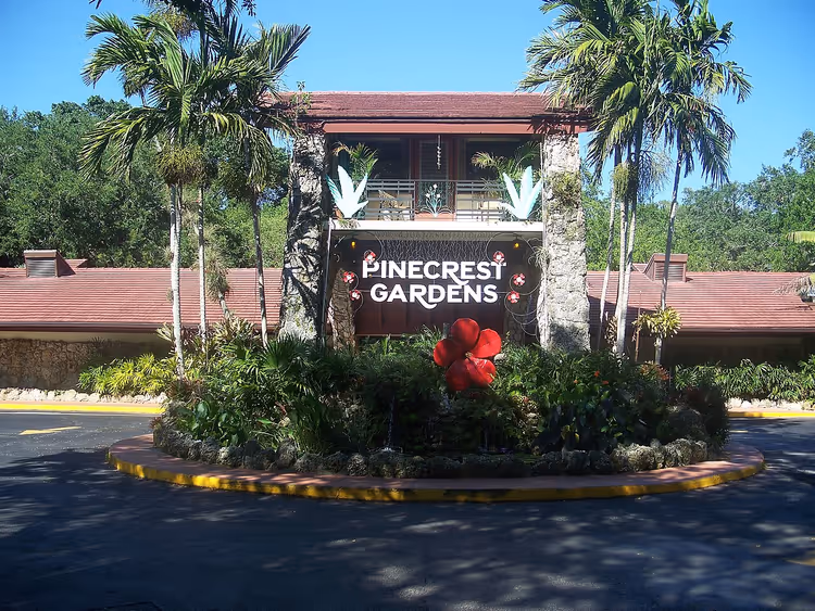Entrée de Pinecrest Gardens avec enseigne et palmiers