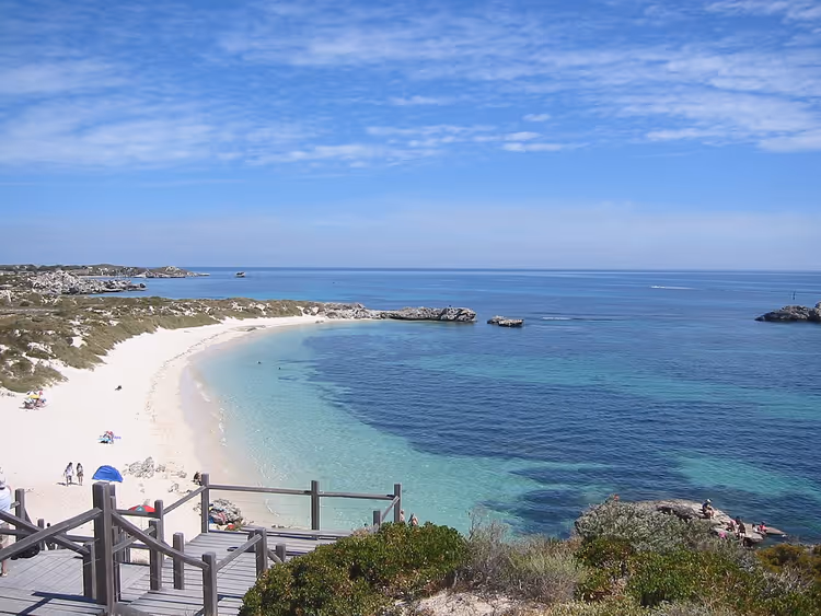 Strand med turkist vann og brygge på Rottnest