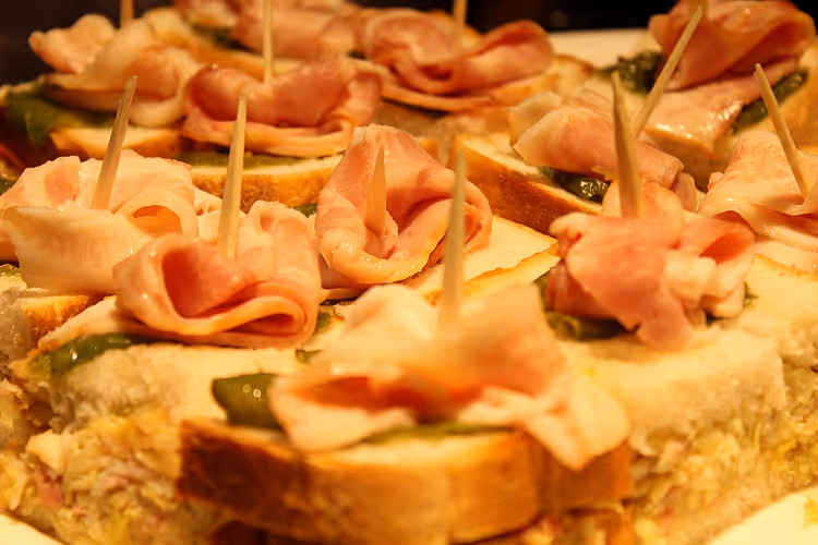 Pintxos auf einer Bartheke in Bilbao