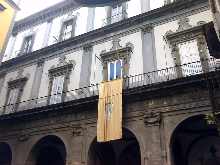 Napoli'deki Pio Monte della Misericordia binasının cephesi