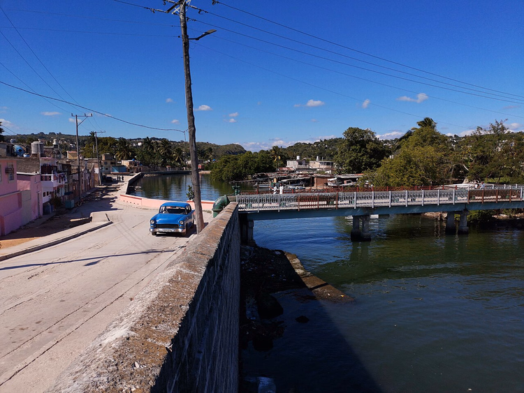 Matanzas'ta Yumuri Nehri üzerindeki köprü