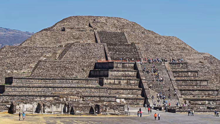 Piramide van de Maan in Teotihuacan, mensen op de trappen