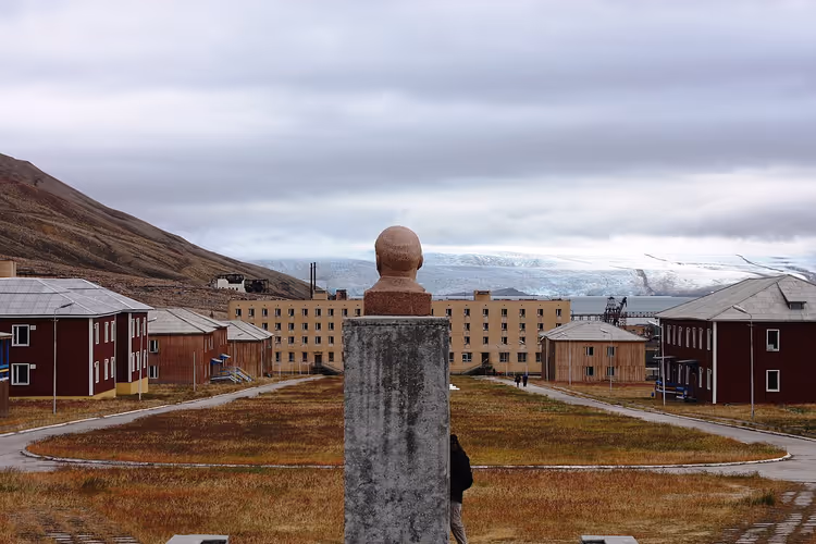 Lenin büstü ve Svalbard'daki terk edilmiş Pyramiden yerleşiminin panoraması