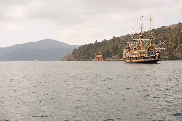 Piratenschiff und Torii im Wasser des Ashi-Sees