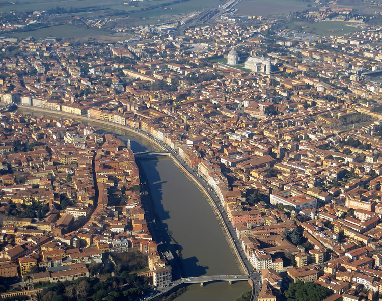 Luchtfoto van Pisa met de Arno en bruggen