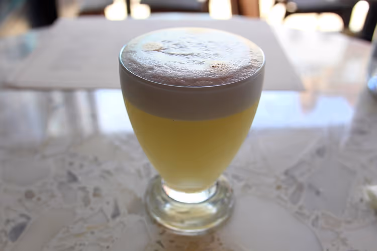 Üzeri köpüklü bir bardak pisco sour kokteyli