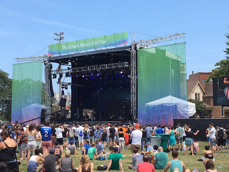 Сцена Pitchfork Music Festival и зрители в парке Чикаго