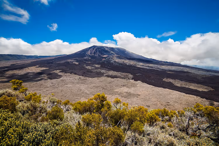 Lav alanlarının ortasında Piton de la Fournaise'ın volkanik konisi